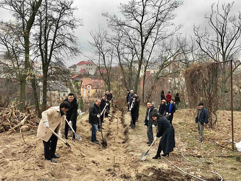 Vietnamese Embassy in Ukraine plants trees at Vietnamese Natural and Cultural Garden